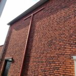 Goot mee gespoten in kleur van bakstenen. Afbeelding 1