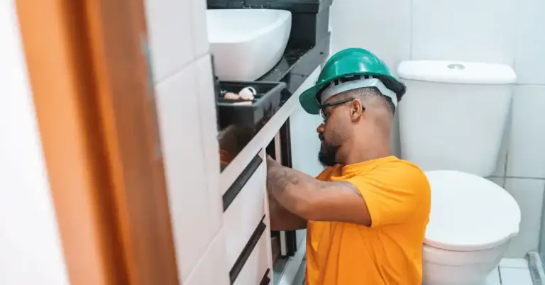 Loodgieter met spoed? Wat kost een loodgieter per uur en hoe herkent u de beunhaas?