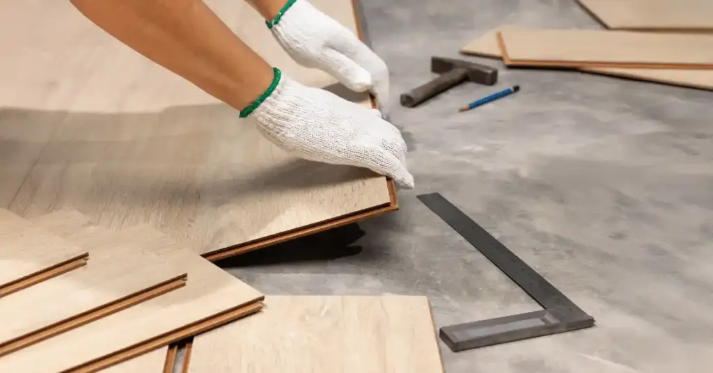 Nieuwe vloer leggen in 2025: Kies je voor de charme van hout of het gemak van tegels?