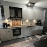 Industriële keukenrenovatie beton zwart Afbeelding 1