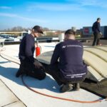 Bedrijfspand Nedfox voorzien van een nieuw wit bitumen dak Afbeelding 1