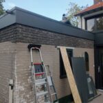 Uitbouw voorzien van isolatie, dakbeddeking en rondom trespa boeidelen Afbeelding 1