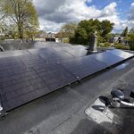 11 zonnepanelen op een plat dak Afbeelding 1