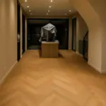 High-end renovatie: visgraatvloer, LED-trap & naadloze wandafwerking Afbeelding 1