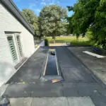 Houten dakconstructie met lichtstraat en bitumen toplaag Afbeelding 1