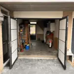 Van oude kanteldeur met loopdeur naar luxe Openslaande Garagedeuren Afbeelding 1