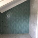 Badkamer voorzien van nieuw tegelwerk. Afbeelding 1