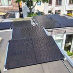 Een systeem op plat dak van in totaal 12 zonnepanelen Afbeelding 1